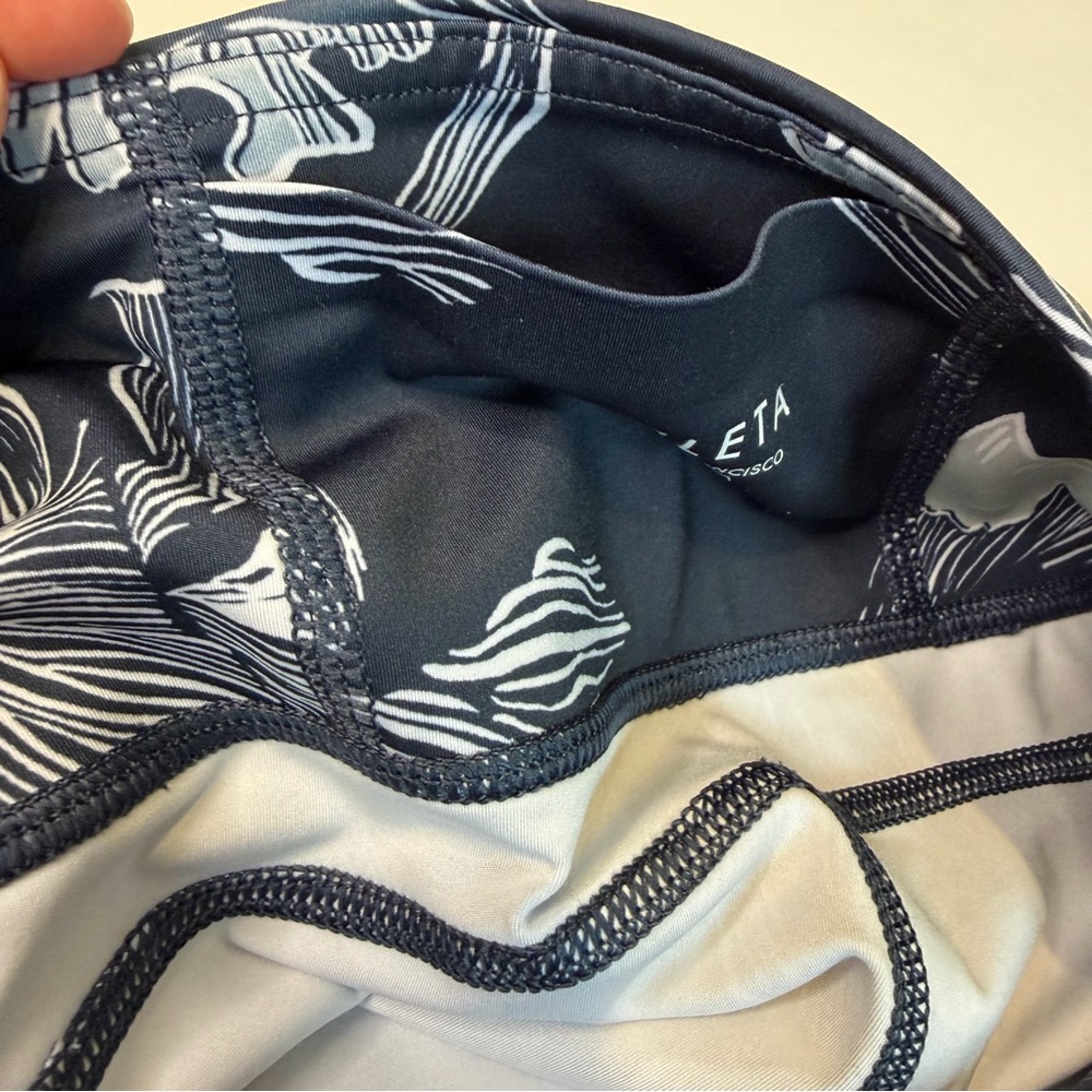 Athleta Sonic Capri Floral Print 7/8 Leggings Size Large Navy Blue High Rise - Picture 10 of 10